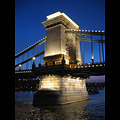 Budapest_chain_bridge_pillar_by_night.JPG